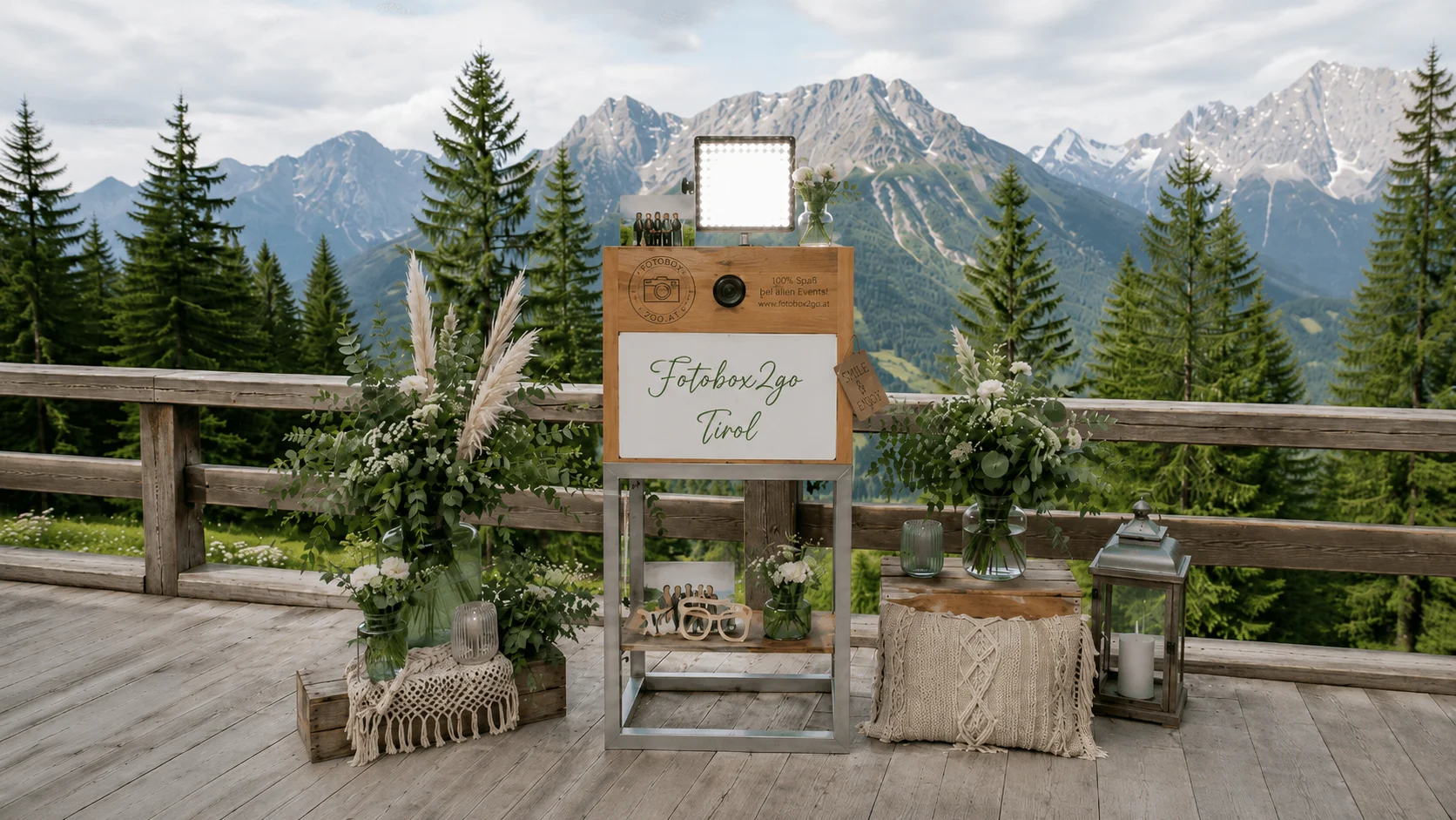 Fotobox2go vor einer Tiroler Bergkulisse.