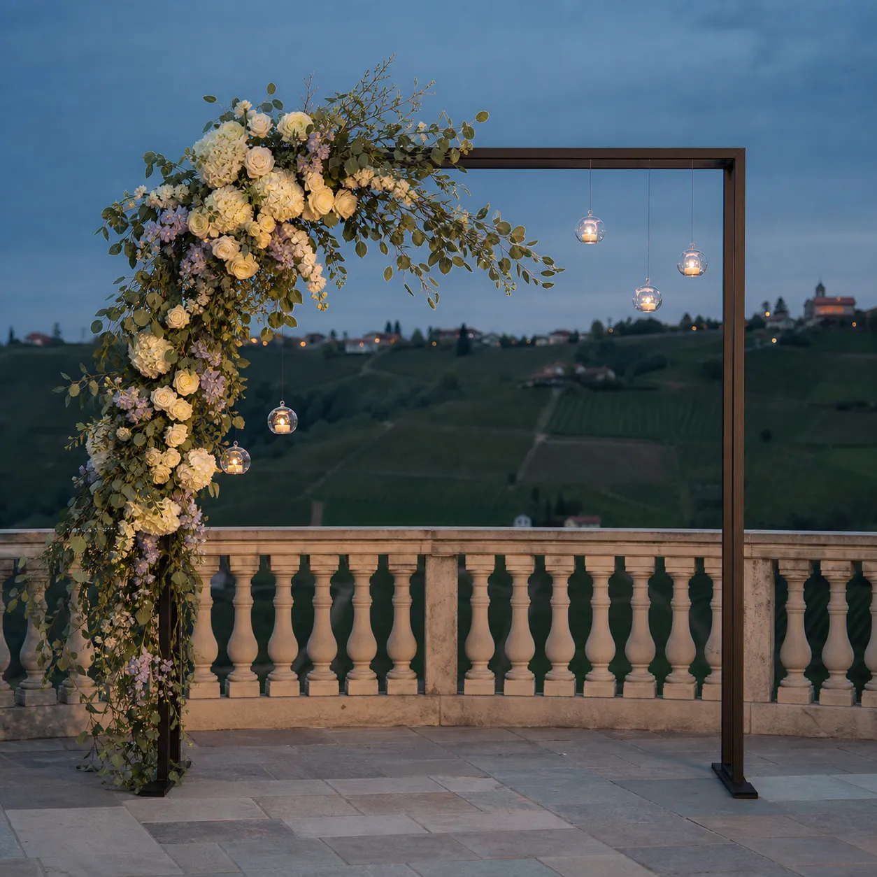 Beleuchteter Erinnerungsweg mit Hochzeitsfotos und Blumen.