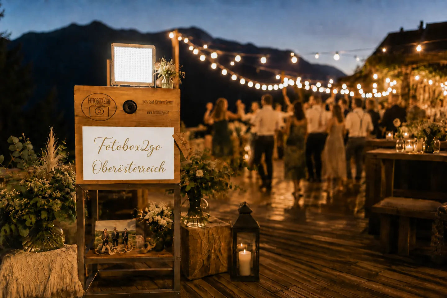 Fotobox2go bei einer Abendfeier in Oberösterreich mit Lichterketten.