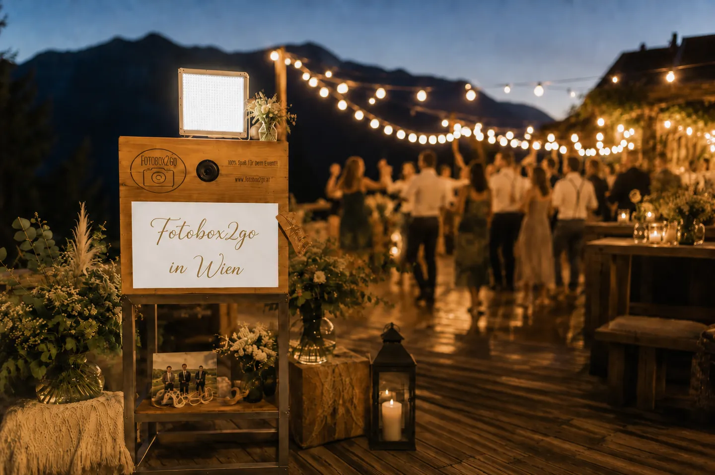 Fotobox2go bei einer Abendfeier in Wien mit Lichterketten.