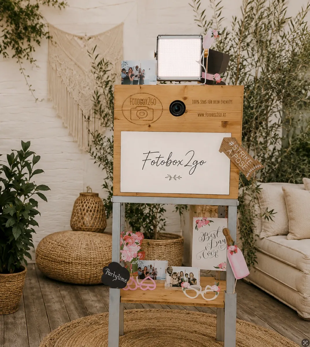Fotobox in einer Olivenhain-Szene.