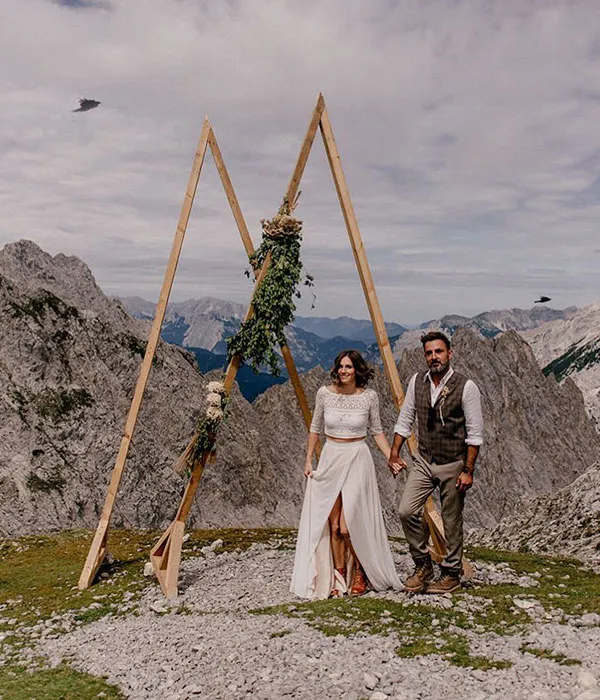 Paar vor einer Tiroler Bergkulisse.