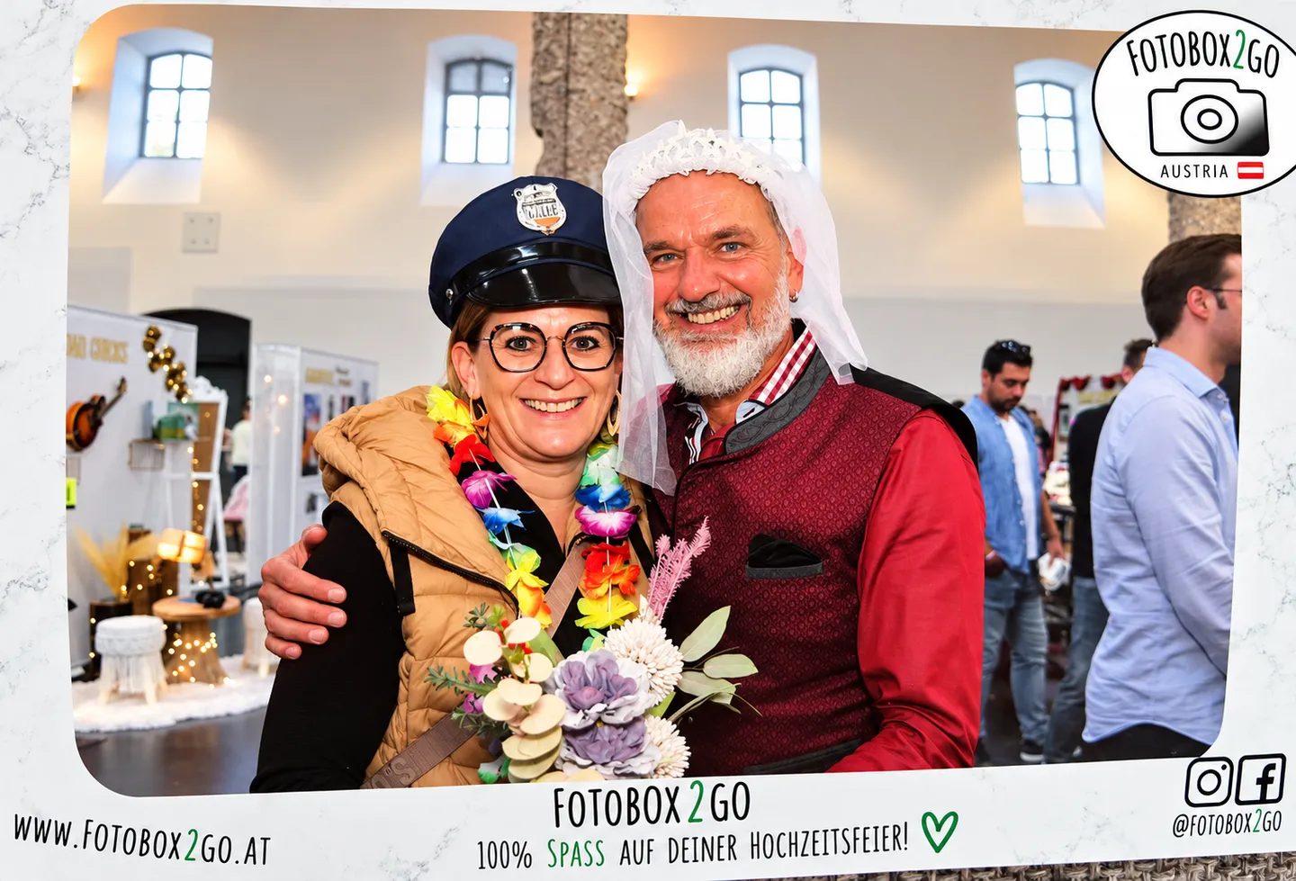 Gemeinsam lachen: Erinnerungsfoto mit Polizeimütze, Blumen und Brautschleier.