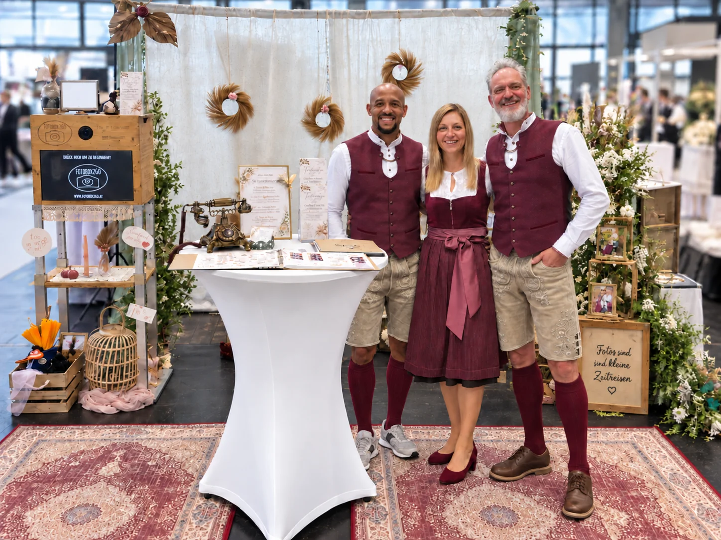 Das Fotobox2go-Team zu dritt am liebevoll dekorierten Messestand.